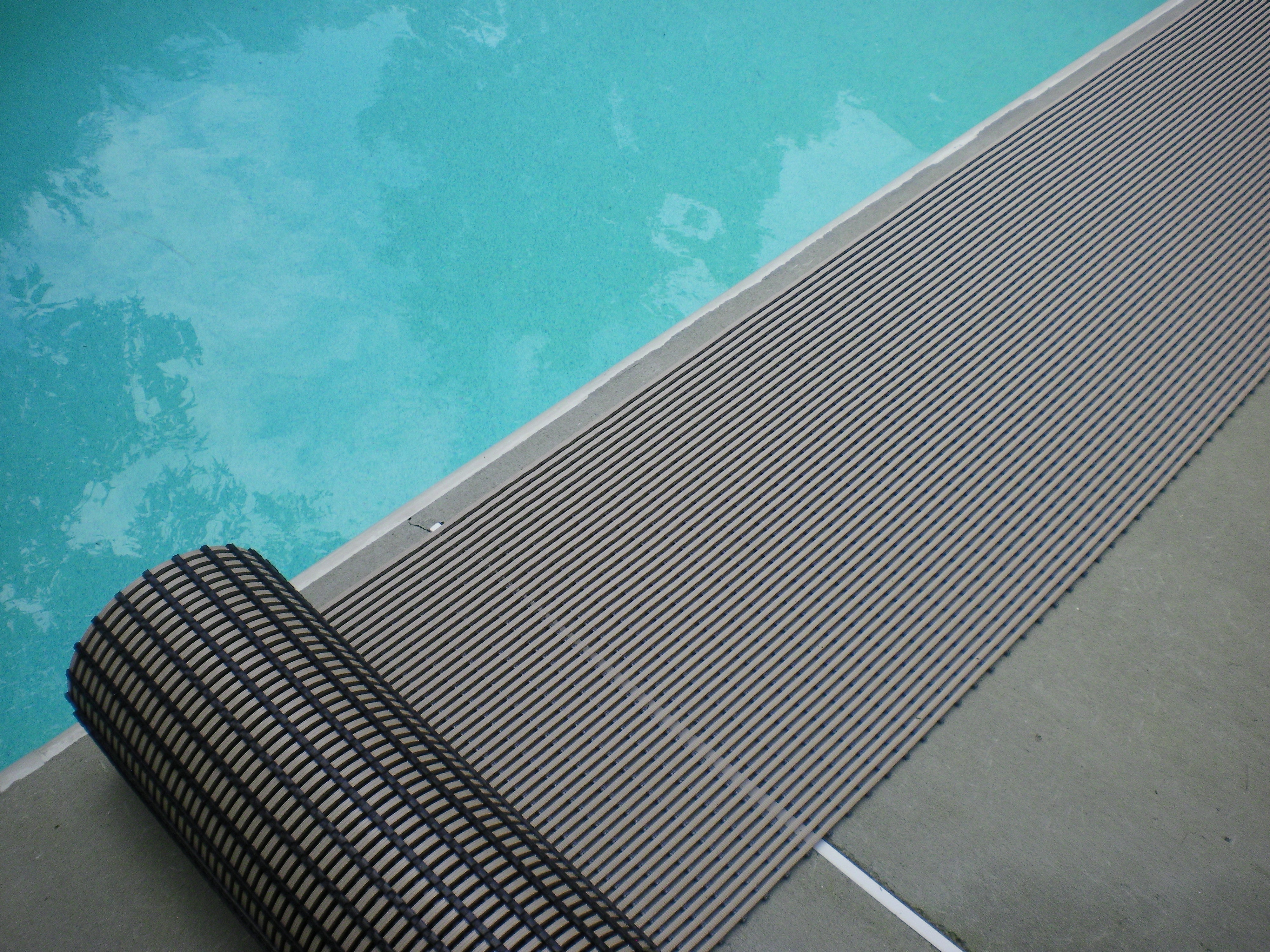 High-Traffic Pool And Wet Areas Safety Mats