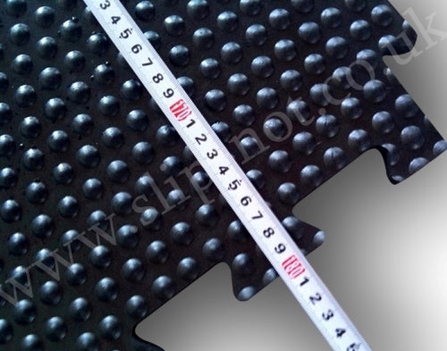 Interlocking Rubber Horse Stable Mats 6ft x 4ft x 18mm – image 4 of 5